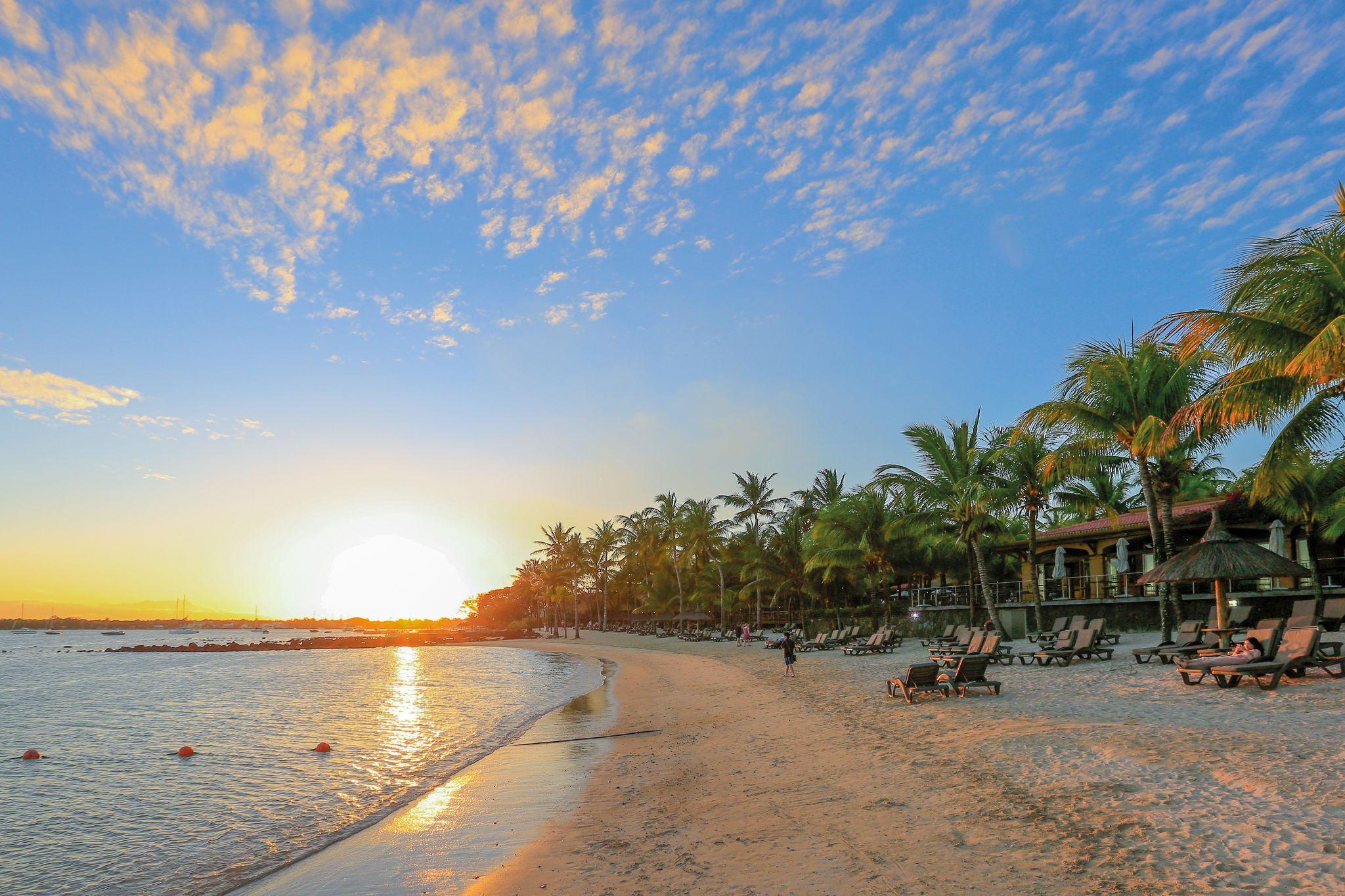 mauricia-beachcomber-views-beach-01.jpg