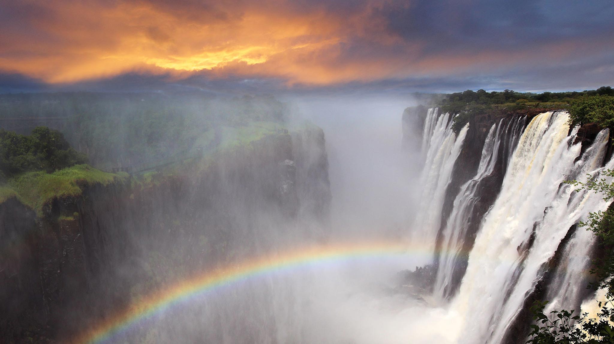 02-victoria-falls-sunset-with-rainbow-zambia_231816934.jpeg