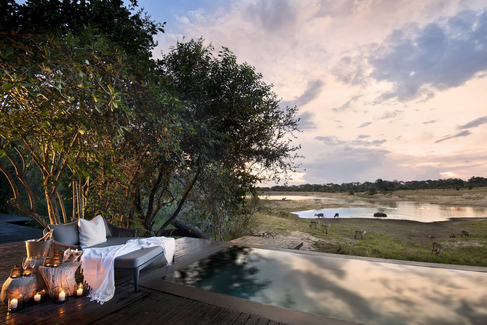 chitwa-chitwa-game-lodge-exterior-deck-view-01.jpg