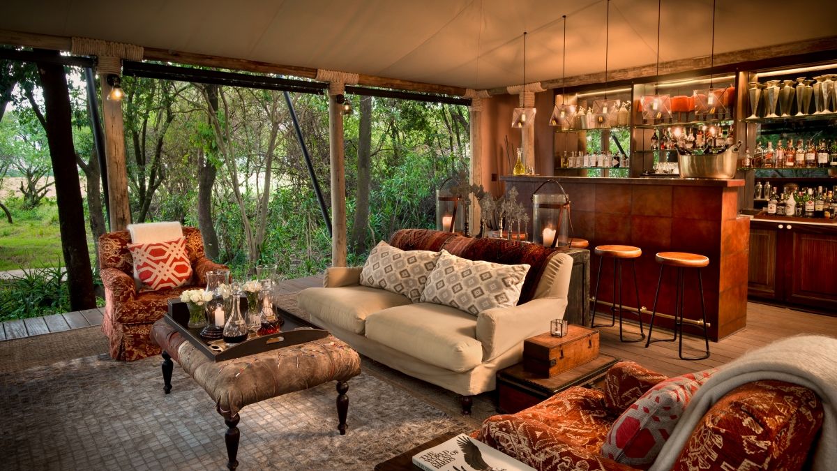 5. andbeyond-Bateleur-Camp-bar-and-lounge-area.jpg