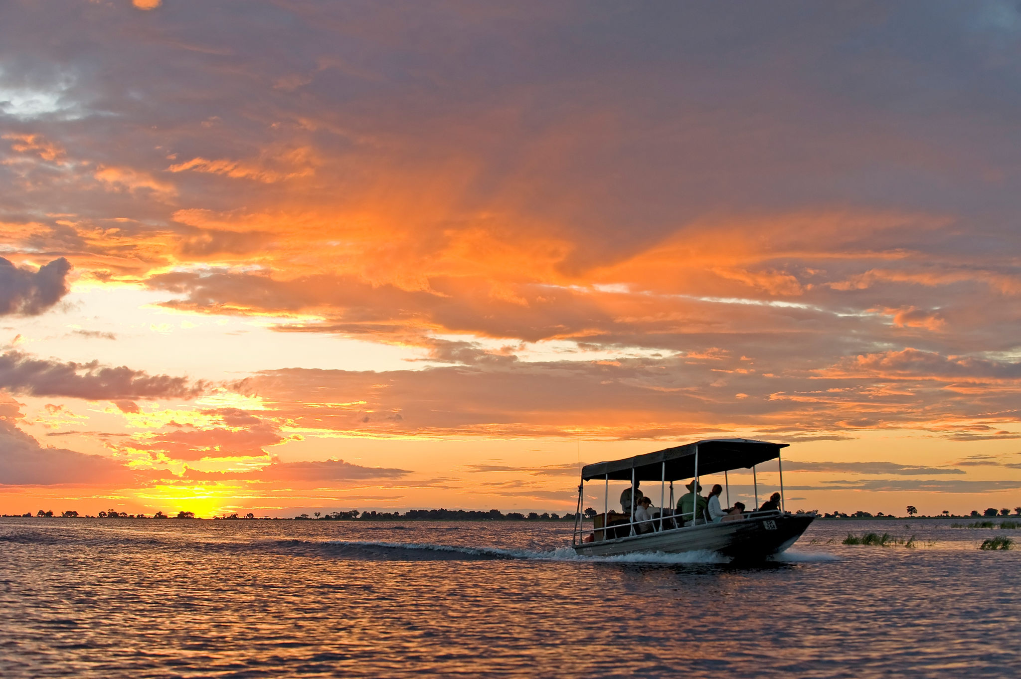 sanctuary-chobe-chilwero-activities-boat-cruise-01.jpg