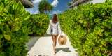 Woman with bag and sun hat going to the beach